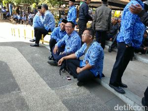 Duh, PNS Asik Ngopi dan Ngerokok Saat Upacara HUT Bandung ke-208