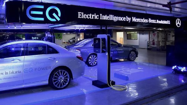 Ngecas Mobil Listrik di Mal Jakarta