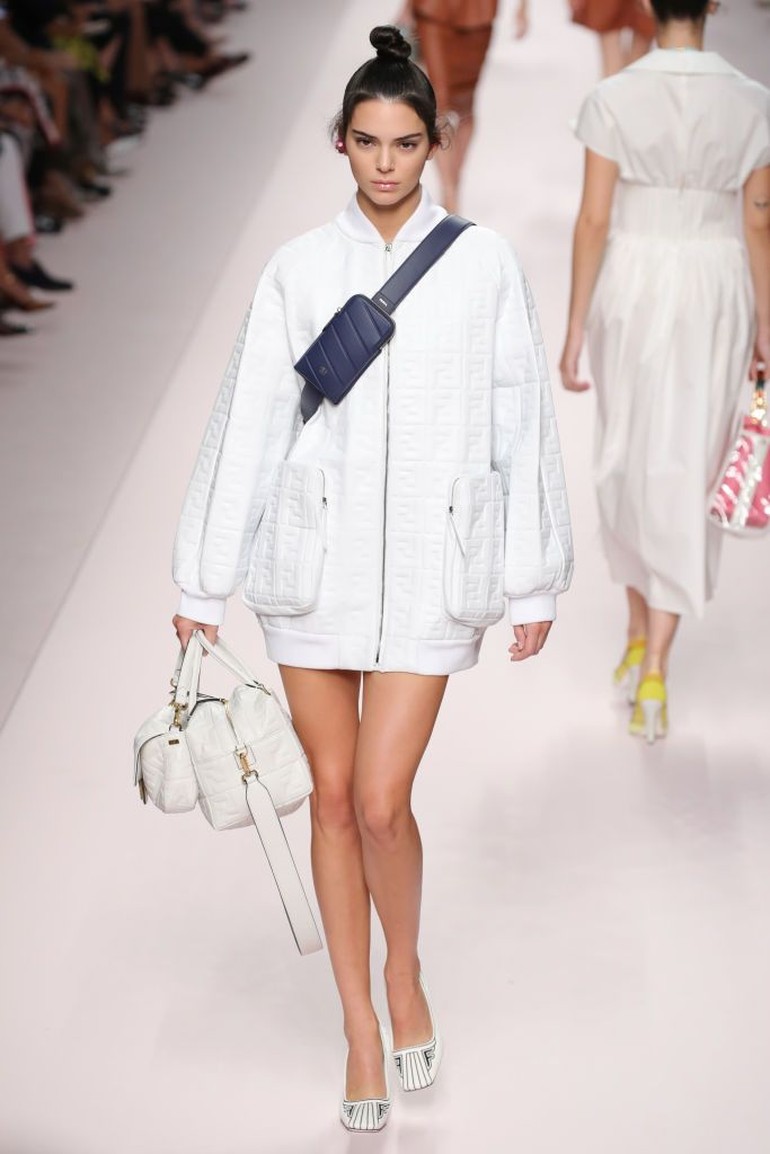 Французская мода в деталях. Шик на показ 4 буквы. Шик на показ 4 буквы. Французский шик. Chanel 1997 haute couture accessories.