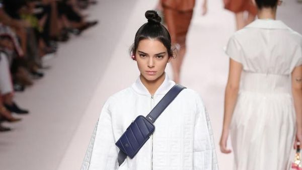 Gaya Kendall Jenner Pakai Baju Tanpa Celana di Fashion Show Fendi