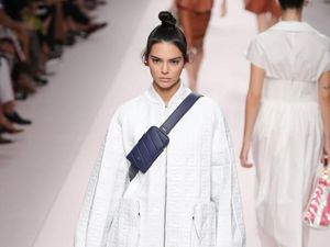 Gaya Kendall Jenner Pakai Baju Tanpa Celana di Fashion Show Fendi
