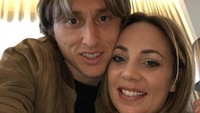 Bukti romantisnya Modric kepada istrinya. Foto ini diunggah Modric saat merayakan ulang tahun pernikahan yang kedelapan pada Mei lalu. Foto: Instagram @lukamodric10