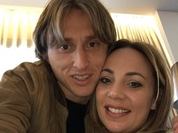 Bukti romantisnya Modric kepada istrinya. Foto ini diunggah Modric saat merayakan ulang tahun pernikahan yang kedelapan pada Mei lalu. Foto: Instagram @lukamodric10