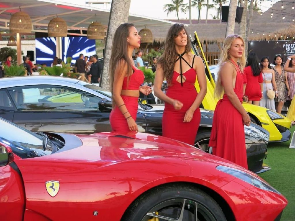 Gaya Cewek Bule Mejeng di Depan Ferrari Cs