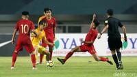 Timnas melakukan aksi individu untuk menusuk ke kotak penalti China, namun tak membuahkan hasil setelah bola direbut lawan.