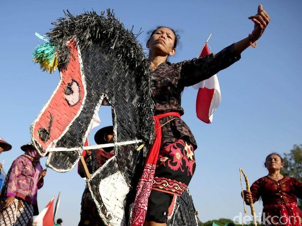 Lagi! Petani Kendeng Kembali Beraksi di Depan Istana