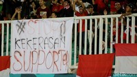 Mereka memamerkan spanduk bertuliskan Stop Kekerasan Suporter.