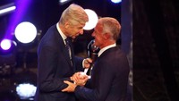 Trofi itu diserahkan oleh manajer legendaris Arsenal, Arsene Wenger, sekaligus kompatriot Deschamps. (Foto: John Sibley/Action Images via Reuters)