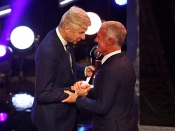 Trofi itu diserahkan oleh manajer legendaris Arsenal, Arsene Wenger, sekaligus kompatriot Deschamps. (Foto: John Sibley/Action Images via Reuters)