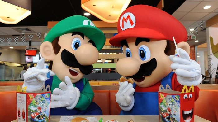Mario dan Luigi, ikon Nintendo, boleh jadi akan tampil dalam lebih banyak game mobile di masa depan. (Foto: Bob Riha, Jr./Nintendo of America via Getty Images)