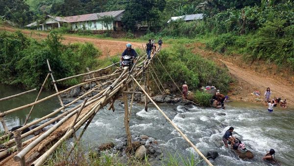Jalan Menuju Desa Suruh Tembawang di Batas Indonesia-Malaysia