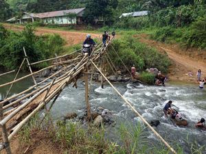 Jalan Menuju Desa Suruh Tembawang di Batas Indonesia-Malaysia