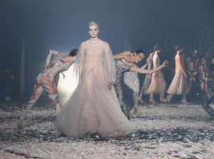 Foto: Penuh Kejutan, Gucci dan Dior Buka Paris Fashion Week