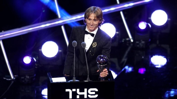 LONDON, ENGLAND - SEPTEMBER 24:  Luka Modric of Real Madrid receives the trophy for The Best FIFA Men's Player 2018 during the The Best FIFA Football Awards Show at Royal Festival Hall on September 24, 2018 in London, England.  (Photo by Dan Istitene/Getty Images)