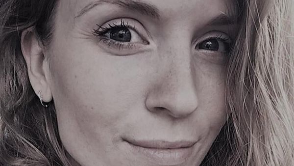 Penampakan Wanita yang Mengaku Makin Cantik Setelah Minum Urine