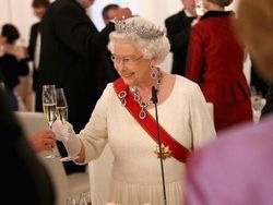Mengenang Ratu Elizabeth II, Wajibkan Es Batu Bulat dalam Minuman