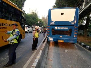 Bus TransJ Kecelakaan di JPO Kyai Tapa, Sopir Selamat