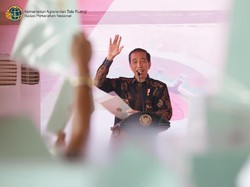Jokowi Bagikan 3.000 Sertifikat Tanah ke Warga Jaksel