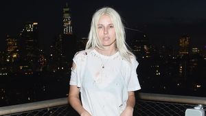 Foto: 10 Pesona Lauren Wasser, Model Difabel Berkaki Emas