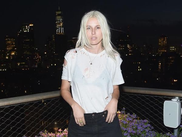 Foto: 10 Pesona Lauren Wasser, Model Difabel Berkaki Emas