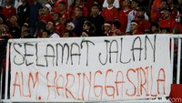 Aksi solidaritas para pendukung Indonesia juga mengalir dari tribun penonton untuk Haringga yang tewas dikeroyok suporter Persib.