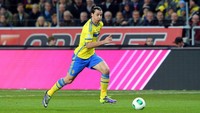 Zlatan Ibrahimovic merobek gawang Inggris dengan salto dari jarak 40 meter di sebuah laga persahabatan. Gol itu langsung dihajar gelar Puskas Award 2013. Foto: Martin Rose/Getty Images)