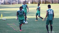 Djanur, sapaan karib Djajang Nurjaman, pun tak cuma menggodok teknik dan fisik pemain.