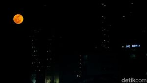 Cantiknya Bulan Purnama di Langit Jakarta Malam Ini