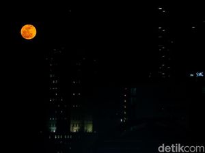 Cantiknya Bulan Purnama di Langit Jakarta Malam Ini