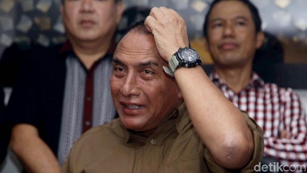 Ekspresi Edy Rachmayadi Saat Hentikan Liga 1 Menpora Imam Nahrawi resmi memberhentikan sepakbola Liga 1 selama dua pekan. Ketum PSSI Edy Rahmayadi pun menjawab. Begini Ekspresinya.