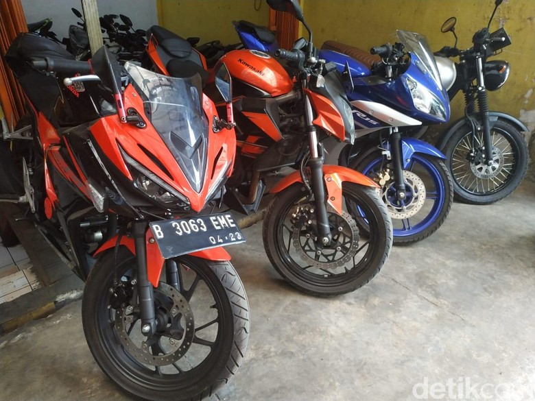 Motor bekas di Showroom motor Cimanggis, Depok