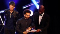 Mohamed Salah setidaknya tidak pulang dengan tangan hampa. Pemain Mesir dan Liverpool itu menggondol trofi Puskas usai golnya ke gawang Everton di Premier League terpilih sebagai gol terbaik. (Foto: John Sibley/Reuters)
