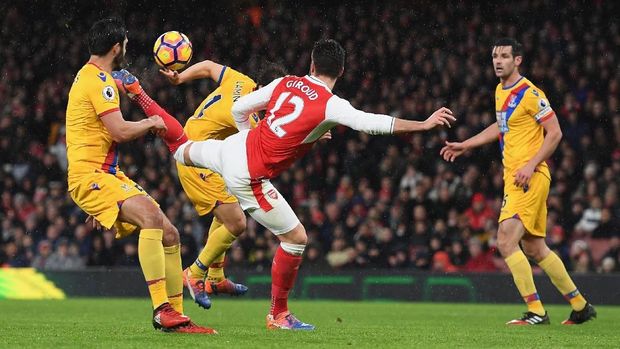 LONDON, ENGLAND - JANUARY 01:  Olivier Giroud of Arsenal scores the opening goal during the Premier League match between Arsenal and Crystal Palace at Emirates Stadium on January 1, 2017 in London, England. (Photo by Shaun Botterill/Getty Images)