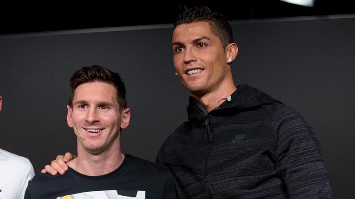 ZURICH, SWITZERLAND - JANUARY 11: FIFA Ballon dOr nominees Neymar Jr of Brazil and FC Barcelona (L), Lionel Messi of Argentina and FC Barcelona (C) and Cristiano Ronaldo of Portugal and Real Madrid (R) attend a press conference prior to the FIFA Ballon dOr Gala 2015 at the Kongresshaus on January 11, 2016 in Zurich, Switzerland. (Photo by Philipp Schmidli/Getty Images)