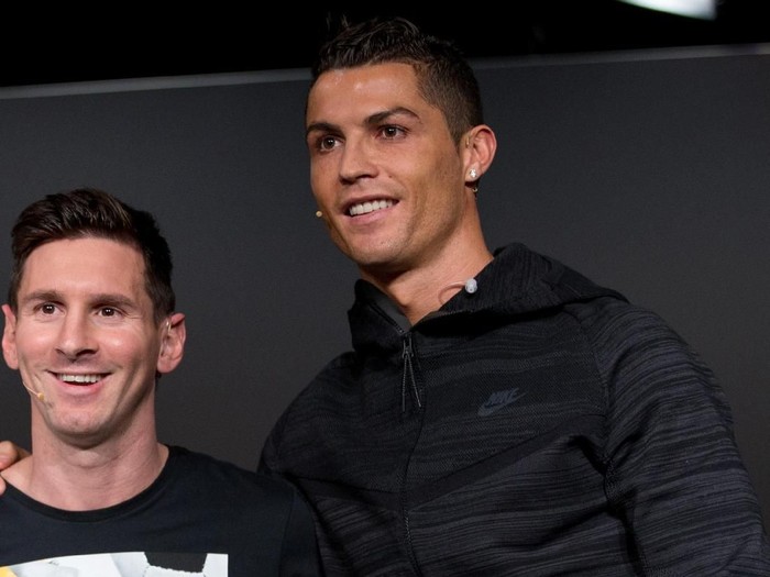 ZURICH, SWITZERLAND - JANUARY 11: FIFA Ballon d'Or nominees Neymar Jr of Brazil and FC Barcelona (L), Lionel Messi of Argentina and FC Barcelona (C) and Cristiano Ronaldo of Portugal and Real Madrid (R) attend a press conference prior to the FIFA Ballon d'Or Gala 2015 at the Kongresshaus on January 11, 2016 in Zurich, Switzerland. (Photo by Philipp Schmidli/Getty Images)