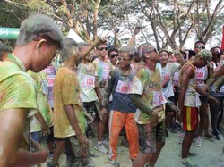 Inilah Keseruan Pesta Warna di Danau Limboto