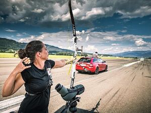 Gokil, Skoda vs Anak Panah Kecepatannya 215 Km/Jam