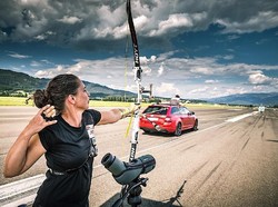 Gokil, Skoda vs Anak Panah Kecepatannya 215 Km/Jam