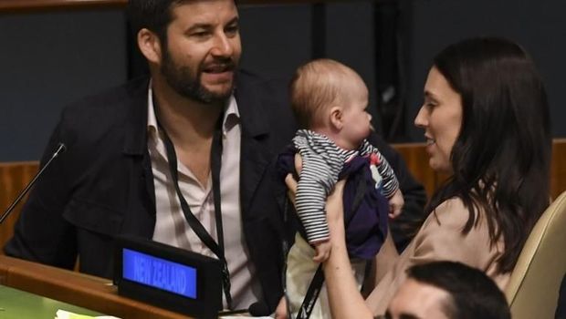 PM Selandia Baru Jacinda Ardern dan putrinya.