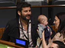 Anggota DPRD DKI dan 5 Politisi Dunia Ini Viral Bawa Anak Saat Kerja