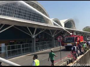 Atap Bandara Hasanuddin Terbakar, Pengunjung Panik