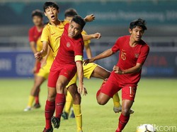 Indonesia mendapat peluang emas di menit ke-14. Berawal dari sepak pojok, Nurhidayat Haji Haris melepaskan tembakan di dalam kotak penalti. Kiper sempat terkecoh, namun bola masih membentur pemain bertahan China.