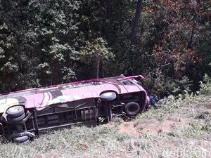 Bus Rombongan SMK PGRI 1 Karanganyar Terjun ke Jurang di Magetan