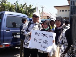 Tenaga Honorer K2 di Brebes Berunjuk Rasa Protes Syarat Umur CPNS