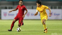 Indonesia makin tertinggal dari China di babak kedua. Garuda Muda harus rela kebobolan untuk ketiga kalinya pada menit ke-65 lewat gol Jinze Wang.