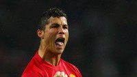 Cristiano Ronaldo merupakan peraih gelar pencetak gol terbaik dunia pertama pada 2009. Saat masih membela Manchester United, ia merobek gawang FC Porto dari jarak jauh. (Foto: Laurence Griffiths/Getty Images)