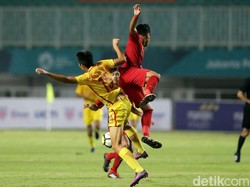 China mengurung pertahanan Indonesia di lima menit akhir pertandingan. Mereka memainkan umpan-umpan pendek sambil mencari celah masuk ke dalam kotak penalti.