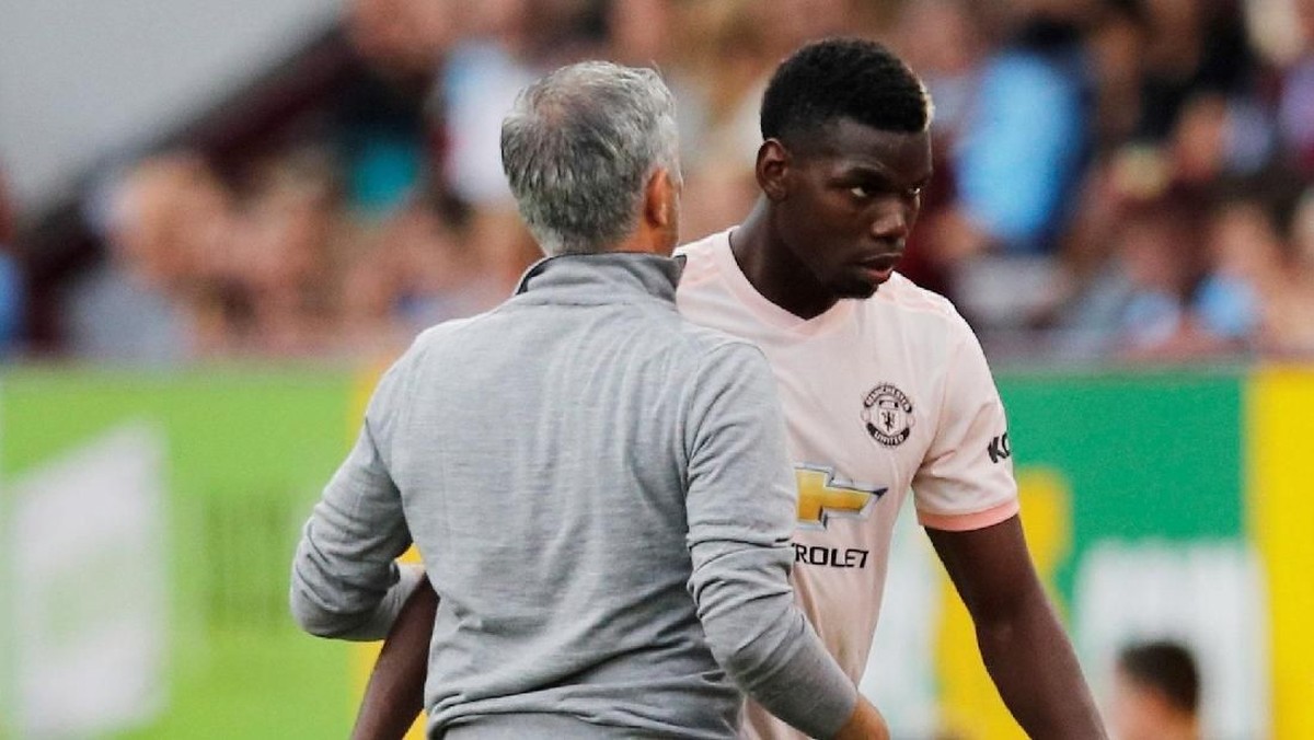 Jose Mourinho dikabarkan mencopot ban kapten dari lengan Paul Pogba (Phil Noble/Reuters)