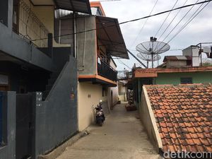 Kala Rumah Kos Menjamur di Atas Rel Sepur Kala Rumah Kos Menjamur di Atas Rel Sepur