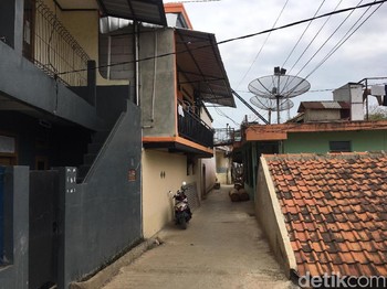 Kala Rumah Kos Menjamur di Atas Rel Sepur Kala Rumah Kos Menjamur di Atas Rel Sepur